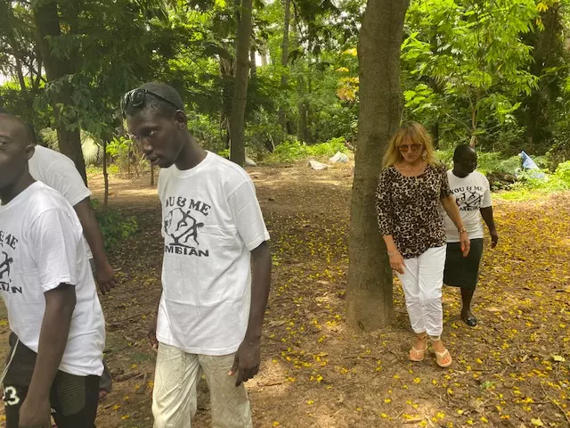 Gründerin unterwegs mit den Menschen im Projekt in Gambia