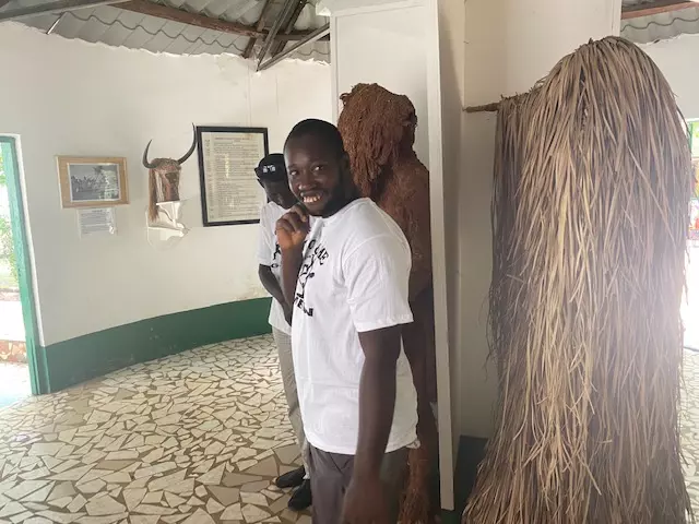 Mensch im Projekt freut sich in einem Museum